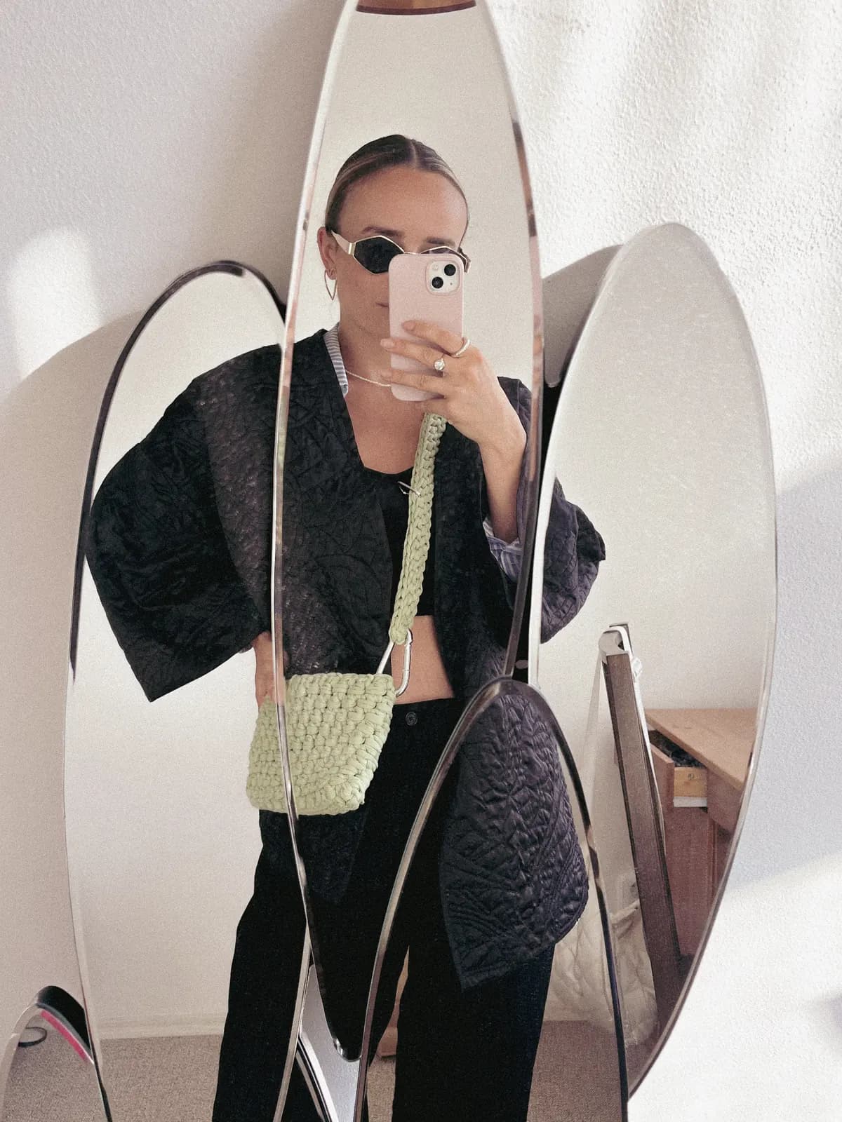 Zelená crossbody kabelka s karabinou v zrcadle