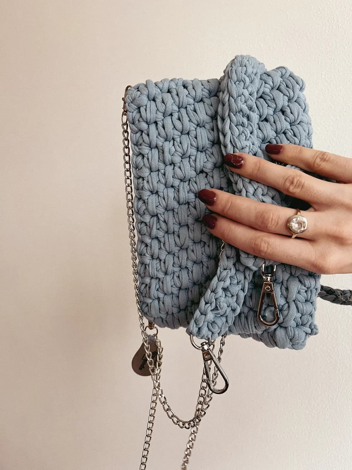 Světle modrá crossbody kabelka s nasazeným řetízkem